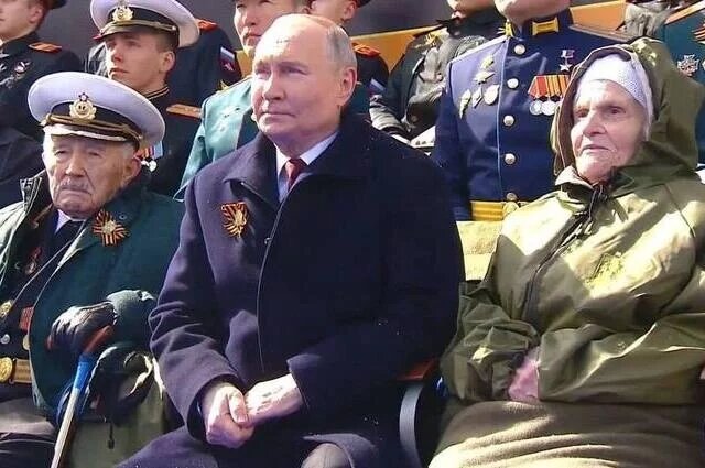 Что за ветераны сидели рядом с Владимиром Путиным на Параде Победы?